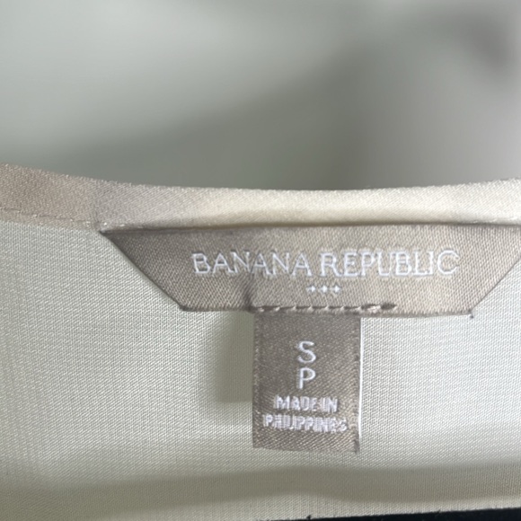 BANANA REPUBLIC SLEEVELESS BLOUSE - Picture 3 of 4
